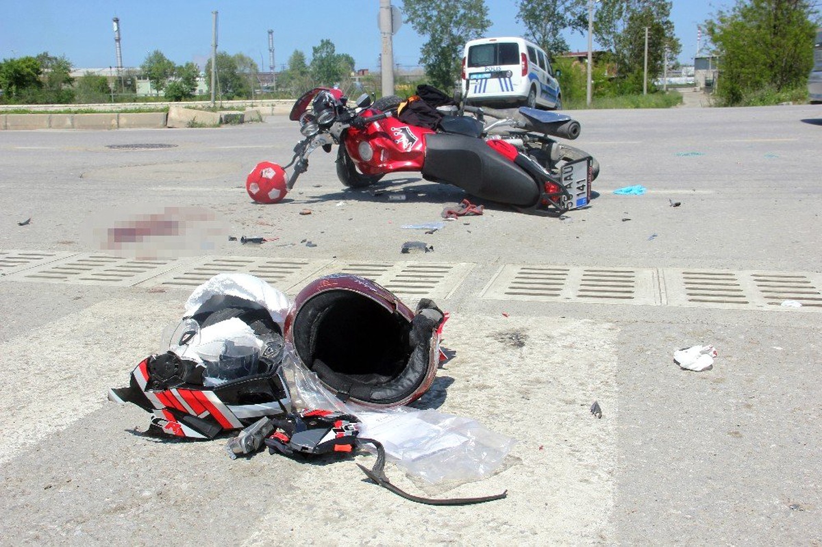 Motosiklet ile Otomobil Çarpıştı: 1\'i Ağır 3 Yaralı