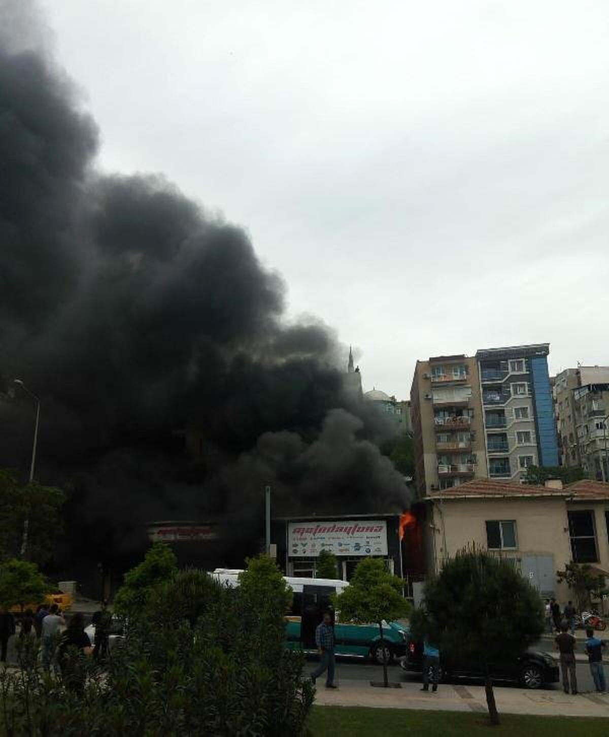Motosikletler Yandı, İş Yeri Sahibinin Oğlu Ağladı