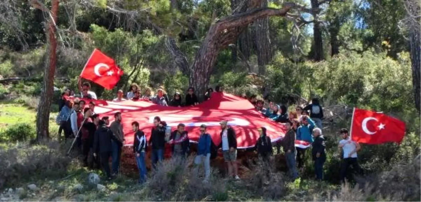 Öğrenciler, Akdeniz\'i Savaş Gemilerine Dar Eden Askerleri Siperlerinde Andı