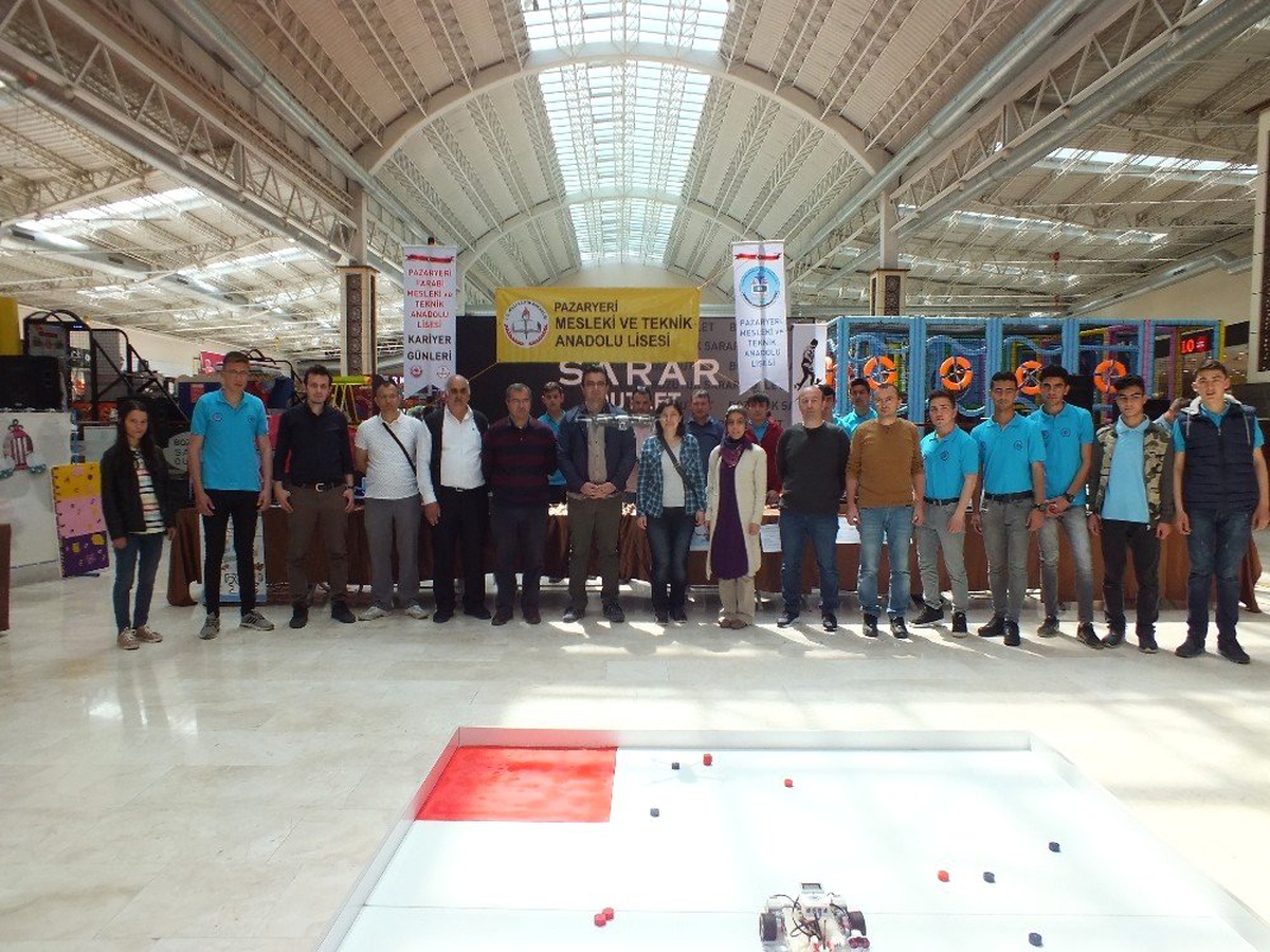 Öğrencilerin Yapmış Olduğu Robotlar Vatandaşlarla Buluştu