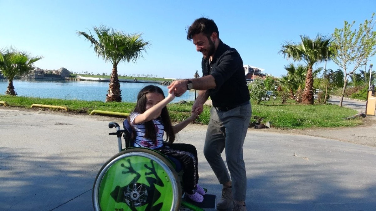 Öğretmen ile Bedensel Engelli Çocuğun Dansı Türkiye Gündemine Oturdu