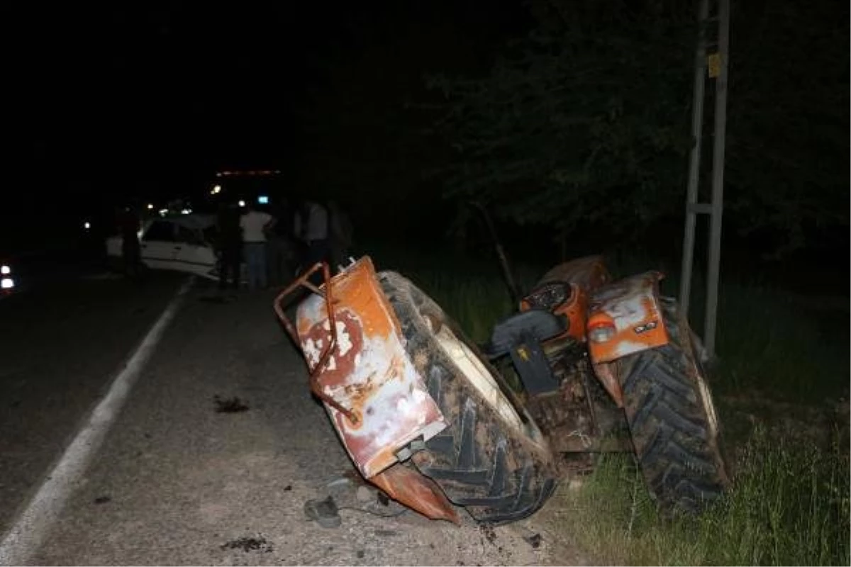 Otomobil, Traktöre Çarptı: 3 Yaralı