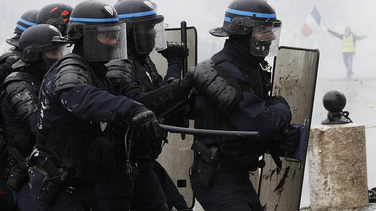 Paris\'te Eylemcinin Arkadan Pantolonuna Cop Sokan Polis Hakkında Soruşturma Başlatıldı