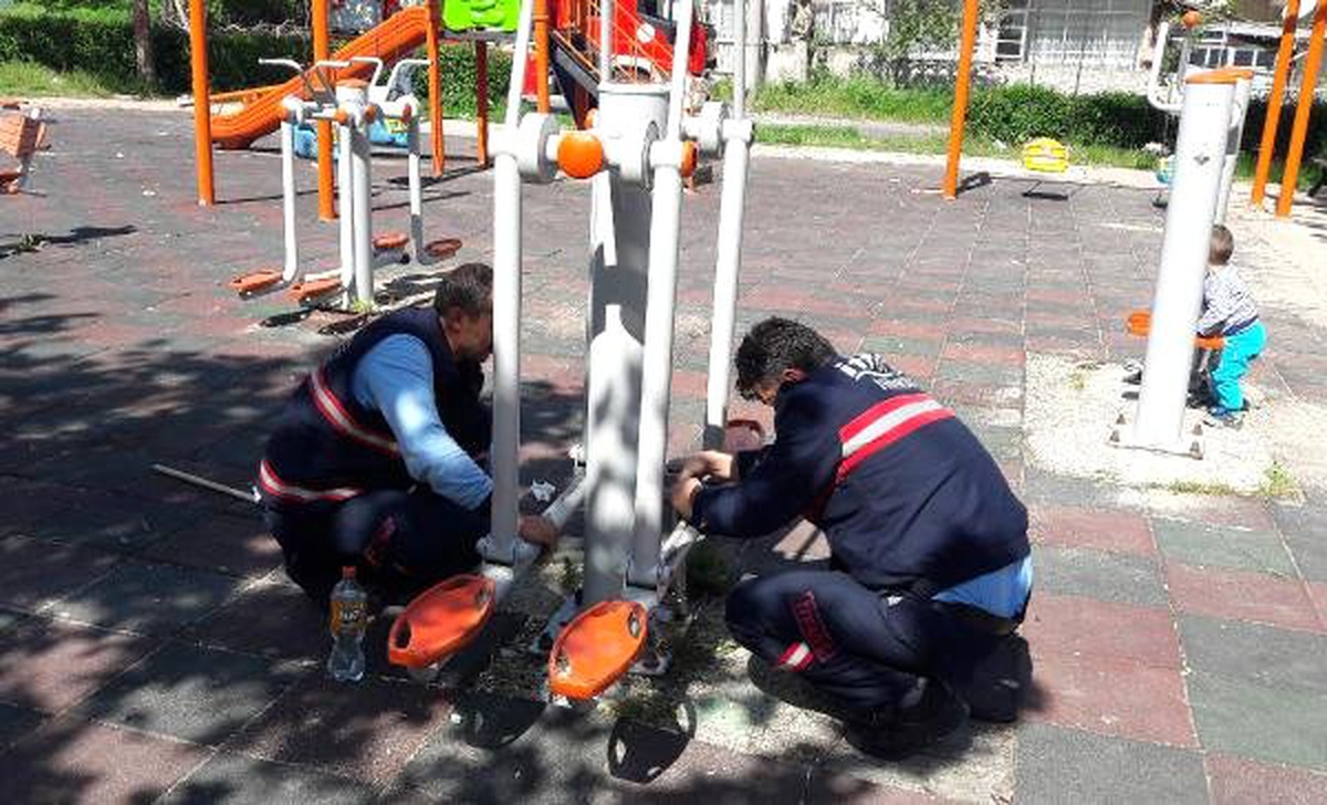 Parkta Spor Aletine Düşen Cep Telefonunu İtfafiye Çıkardı