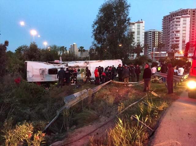 Şehirlerarası Yolcu Otobüsü Kaza Yaptı: 2 Ölü, 21 Yaralı