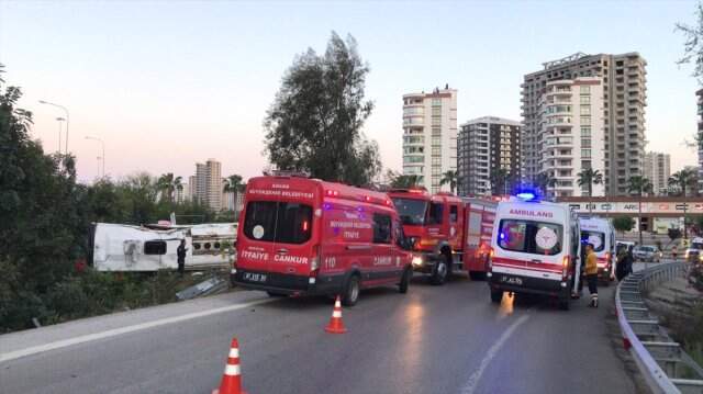 Şehirlerarası Yolcu Otobüsü Kaza Yaptı: 2 Ölü, 21 Yaralı