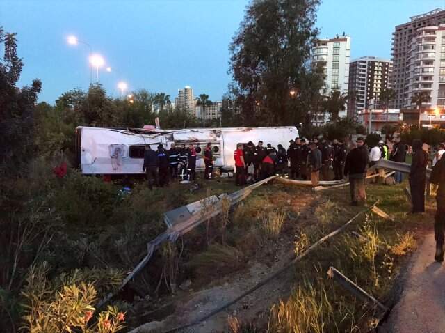 Şehirlerarası Yolcu Otobüsü Kaza Yaptı: 2 Ölü, 21 Yaralı