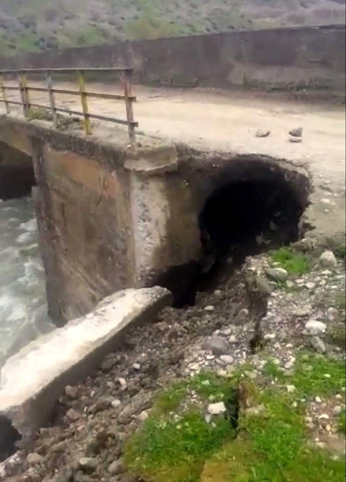 Siirt\'te Aşırı Yağışlardan Dolayı 11 Köyün Kullandığı Köprü Zarar Gördü, Yol Ulaşıma Kapandı