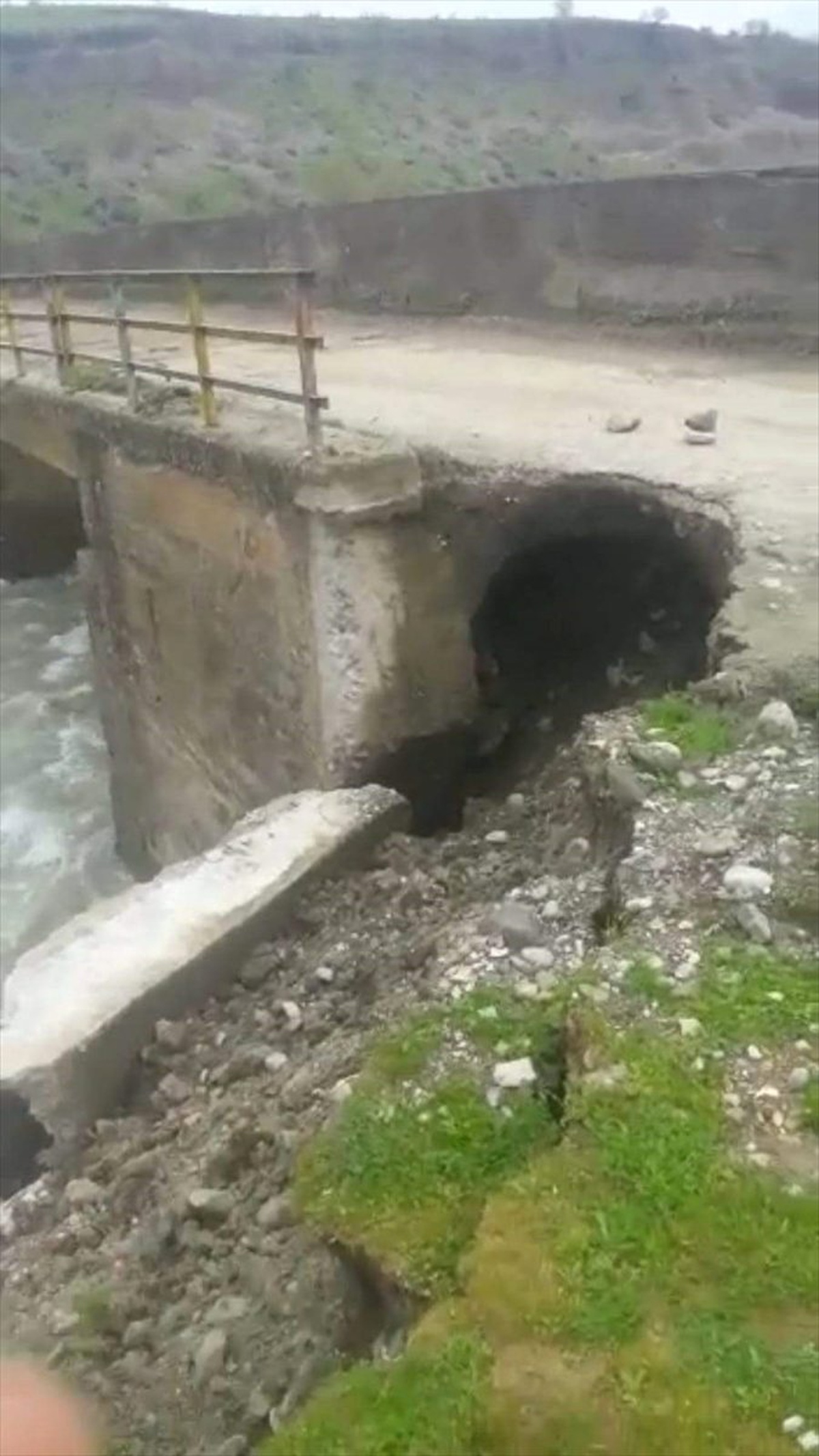 Siirt\'te Yelken Köprüsünün Ayağı Hasar Gördü