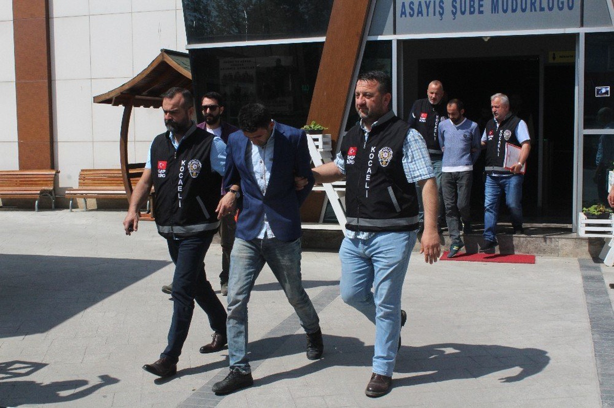Takip Ettikleri Aracı Durdurup, Vatandaşın 125 Bin TL Parasını Gasp Eden 4 Kişi Yakalandı