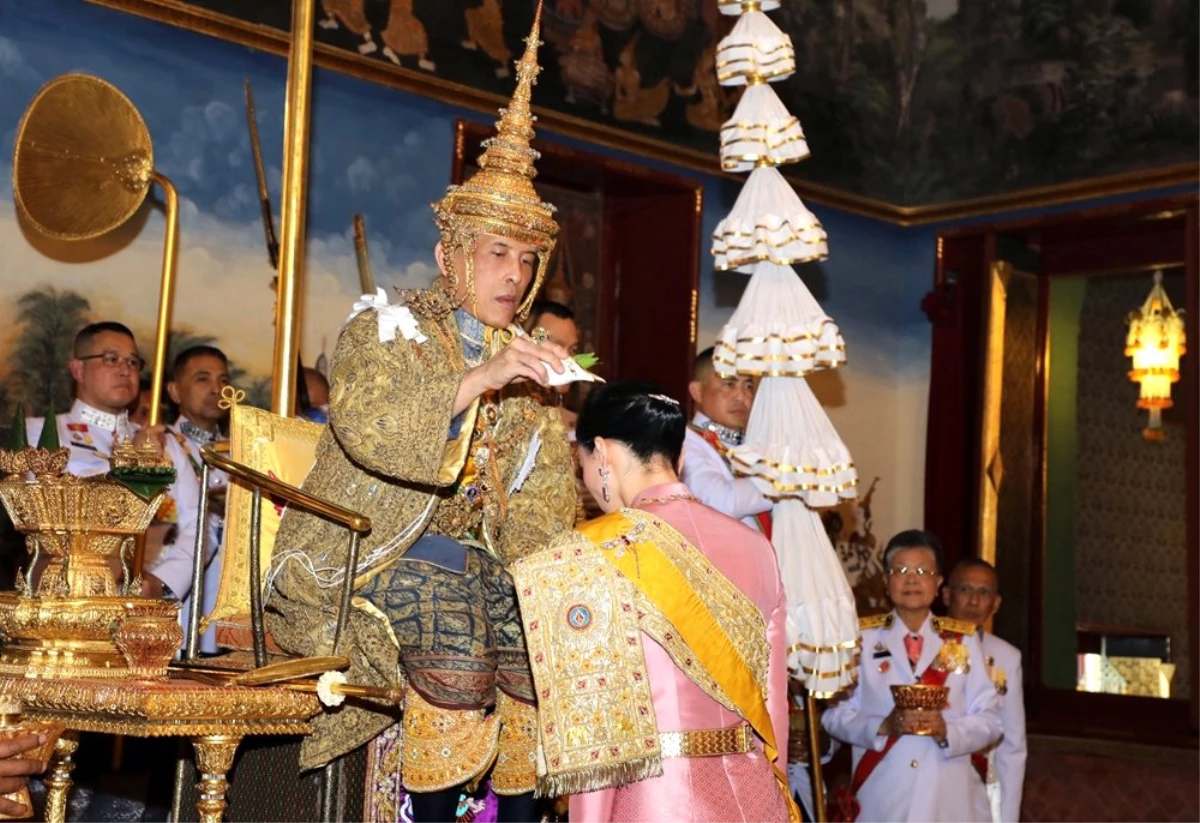 Tayland Kralına Törenle Taç Giydirildi