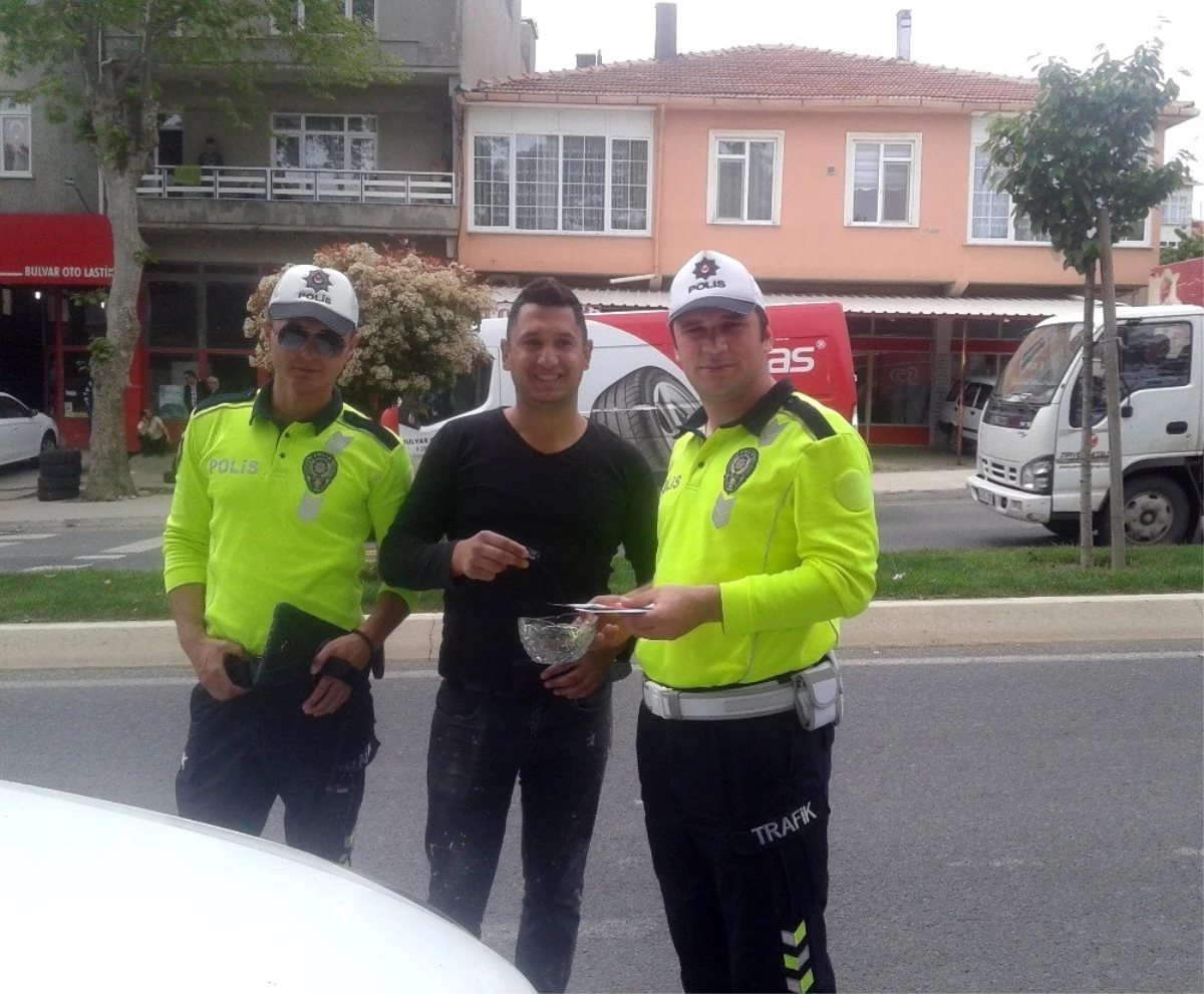 Tekirdağ\'da Polisten Sürücülere Kolonya ve Şeker İkramı