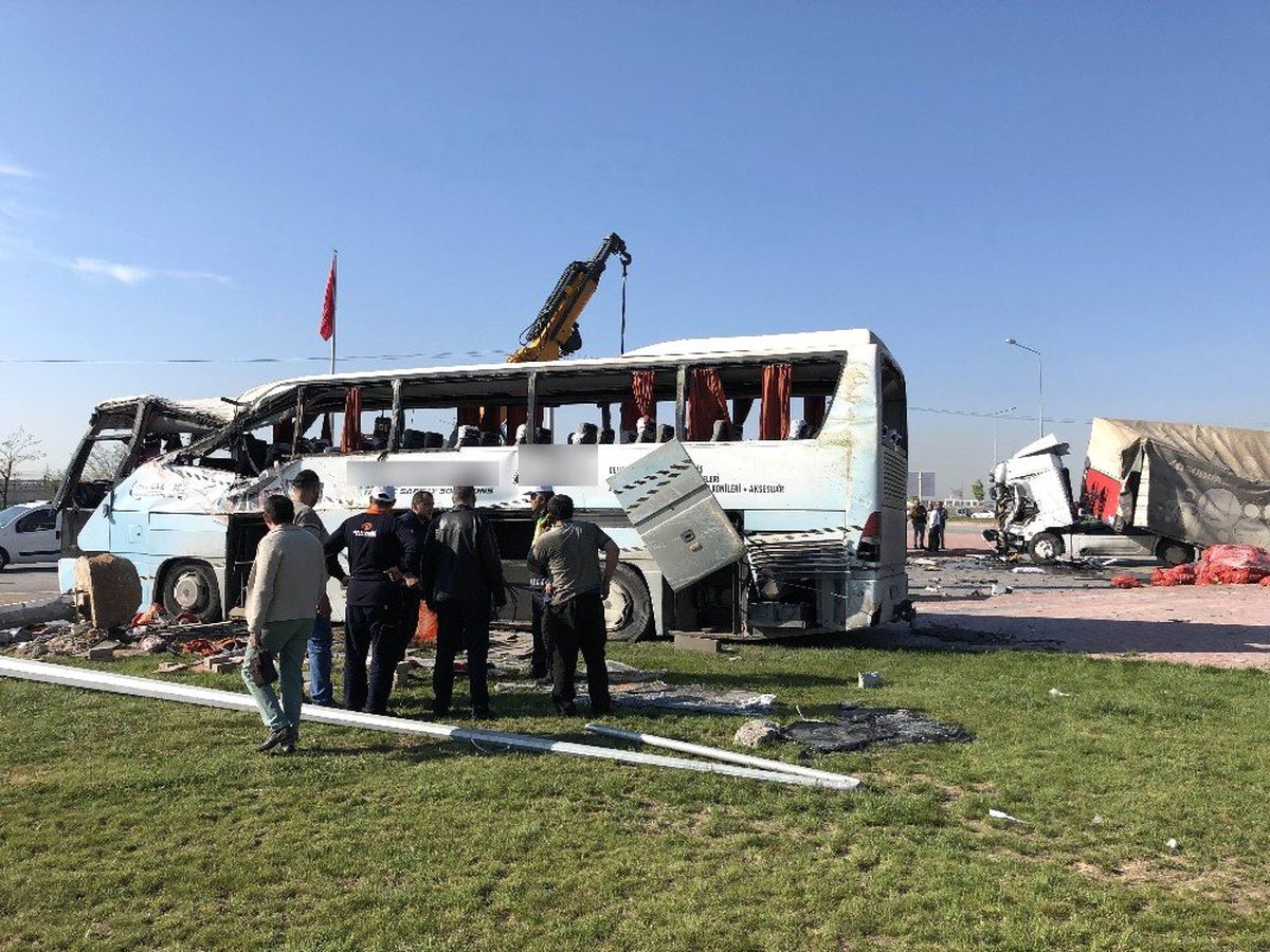 Tır ile Servis Otobüsü Çarpıştı: 1 Ölü, 24 Yaralı