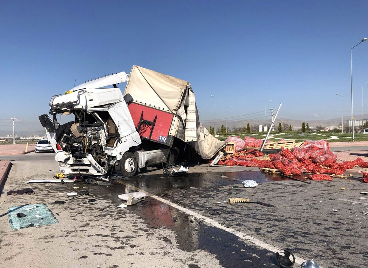 Tır ile Servis Otobüsü Çarpıştı: 1 Ölü, 24 Yaralı