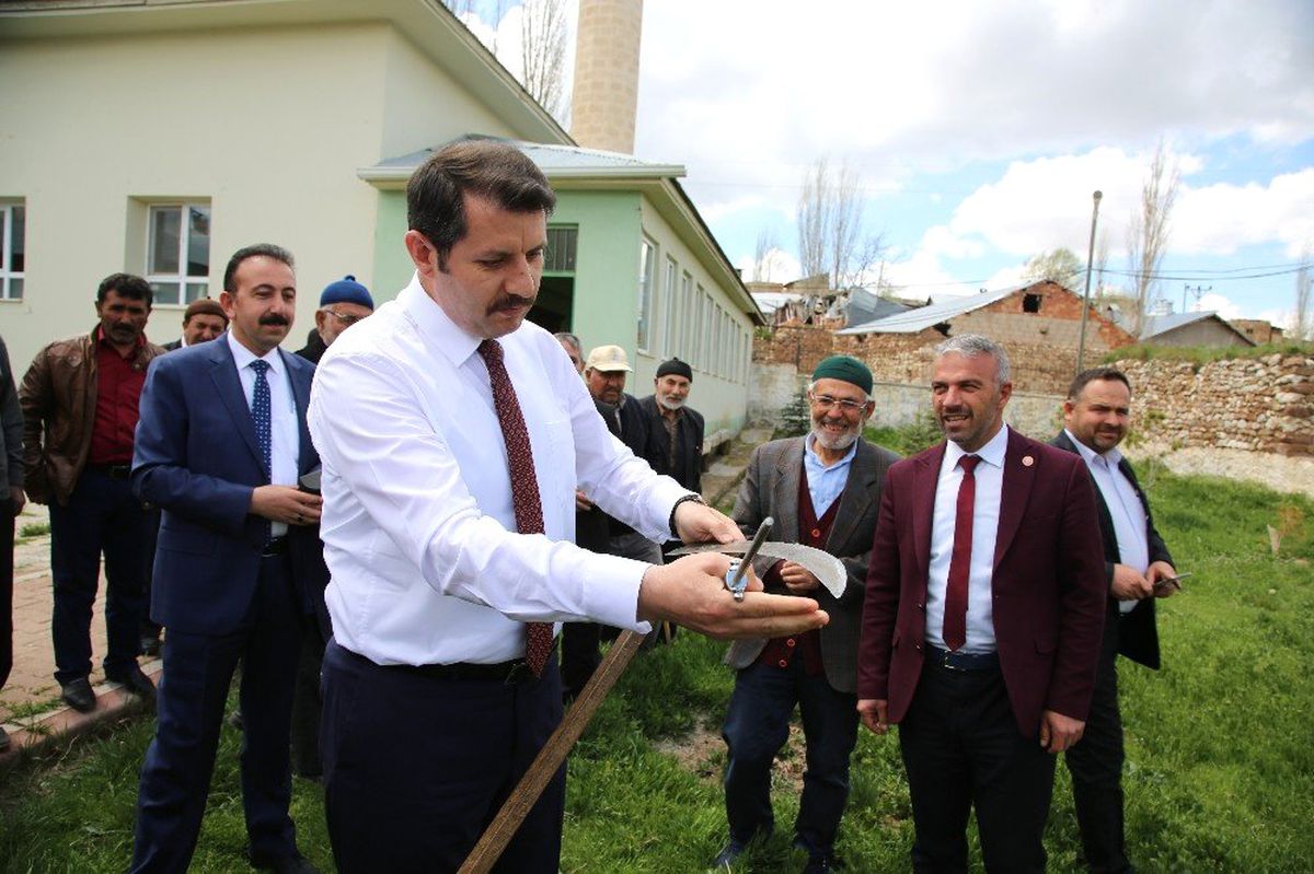 Tırpanla Ot Biçen Vali, Köylüye Maşallah Dedirtti