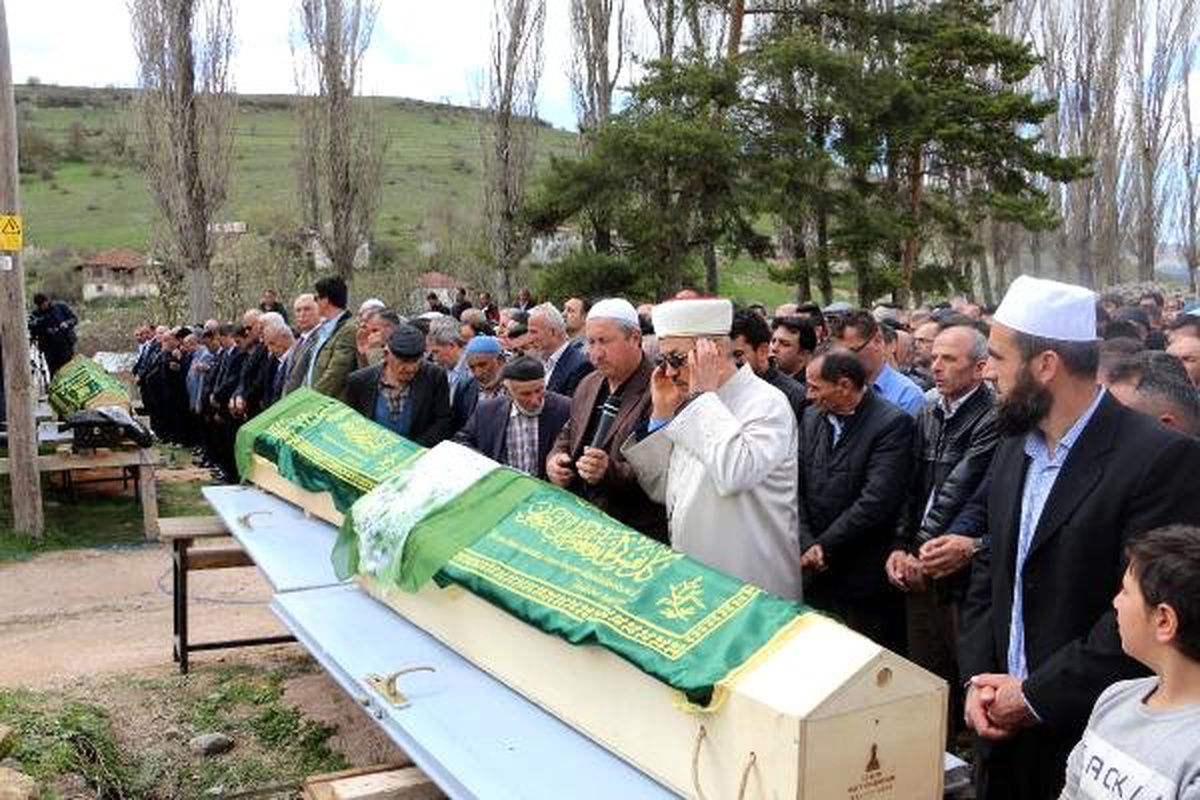 Tokat\'taki Kazada Ölen 7 Kişinin Cenazeleri Toprağa Verildi (2)