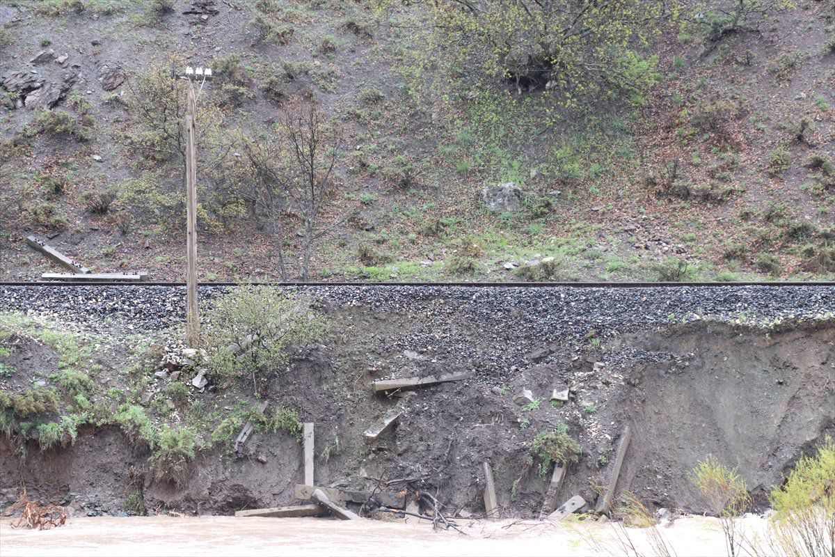 Tren Seferlerine Toprak Kayması Engeli