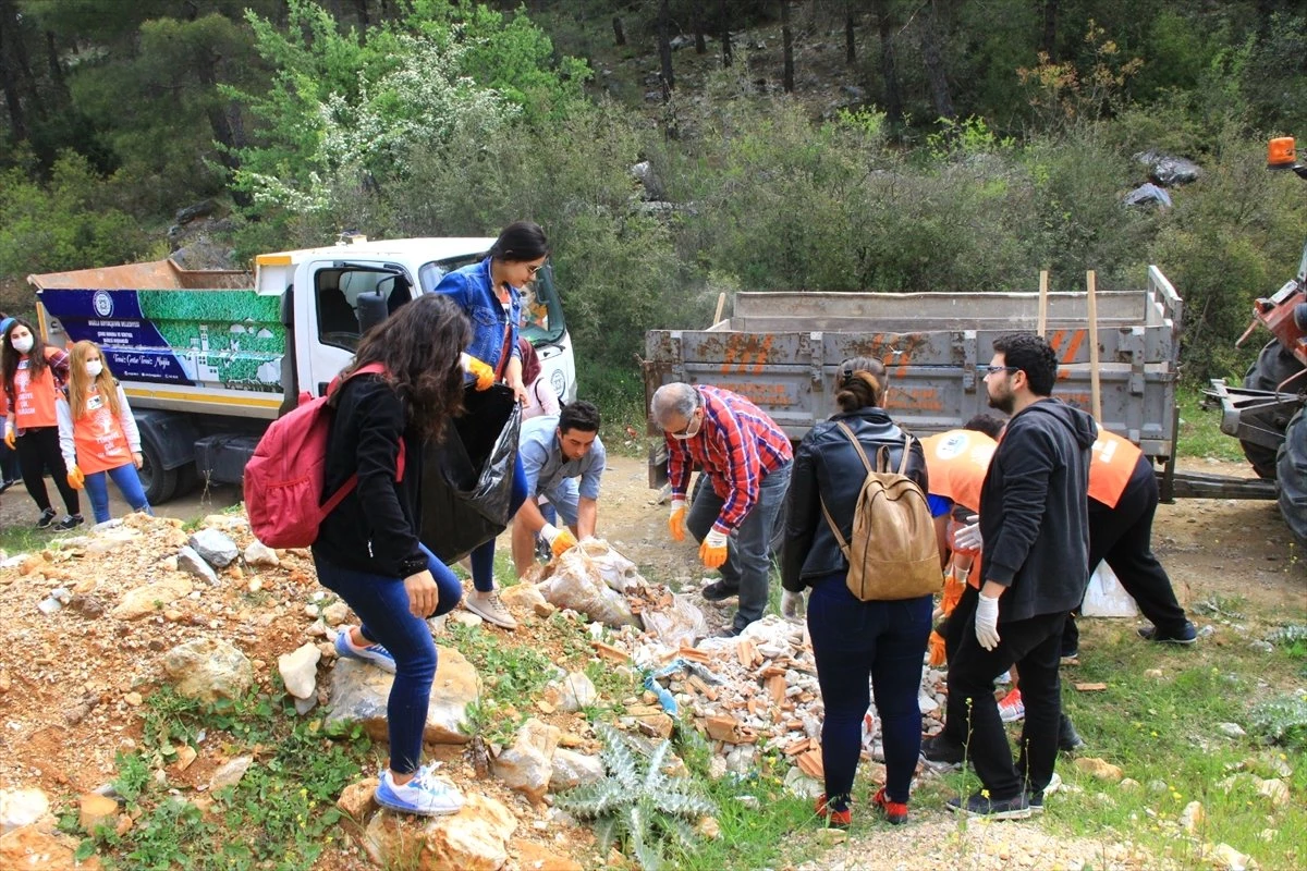 Üniversite Öğrencileri Ormanda Çöp Topladı