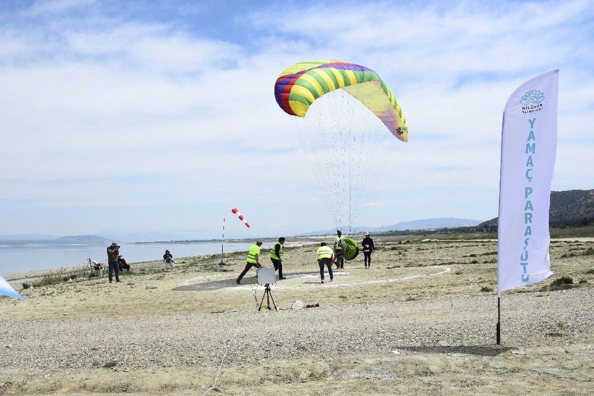 Yamaç Paraşütü Hedef Yarışması Burdur\'da Yapıldı