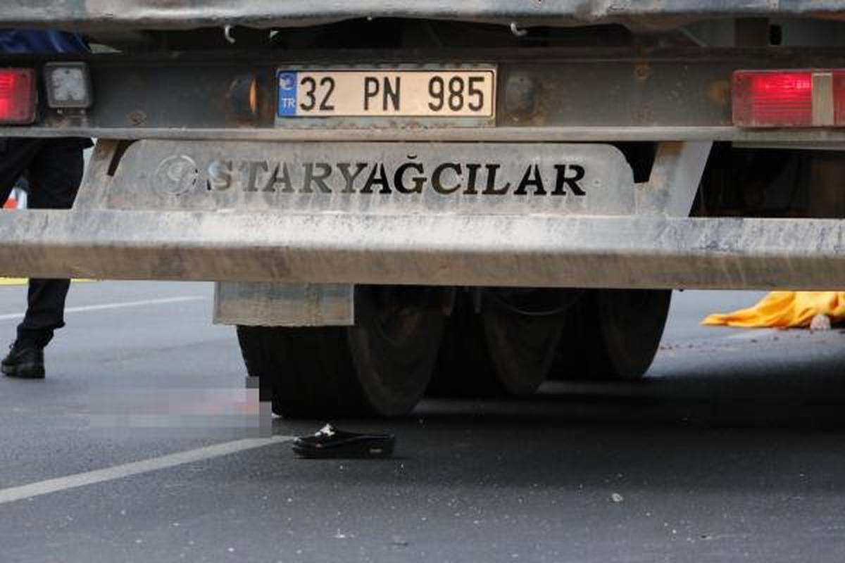Yolda Kulaklıkla Yürüdüğü Öne Sürülen Kadın Tır\'ın Altında Kalarak Öldü