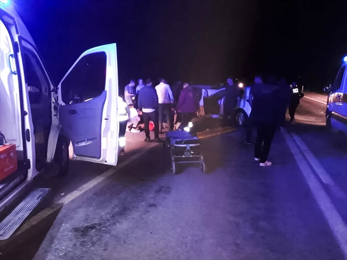 Yunak\'ta Trafik Kazası: 6 Yaralı