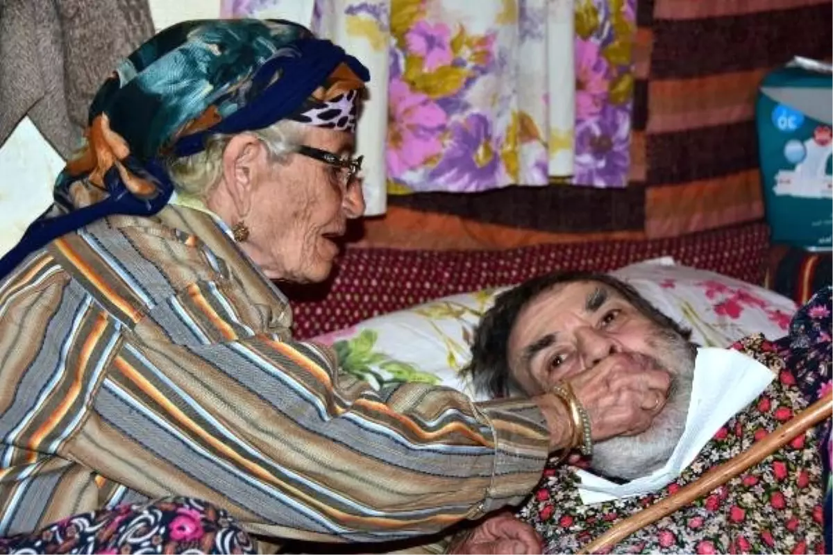 49 Yıldır Zihinsel Engelli ve Yatalak Oğluna Bakıyor