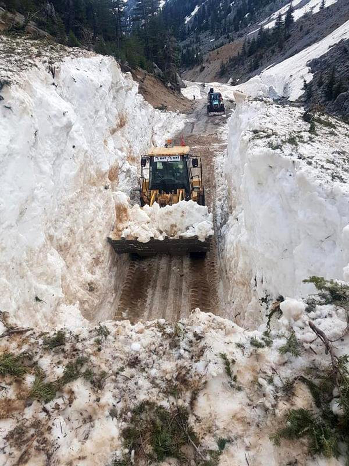 Alanya\'da, 8 Metrelik Karla Kaplı Yol Açıldı