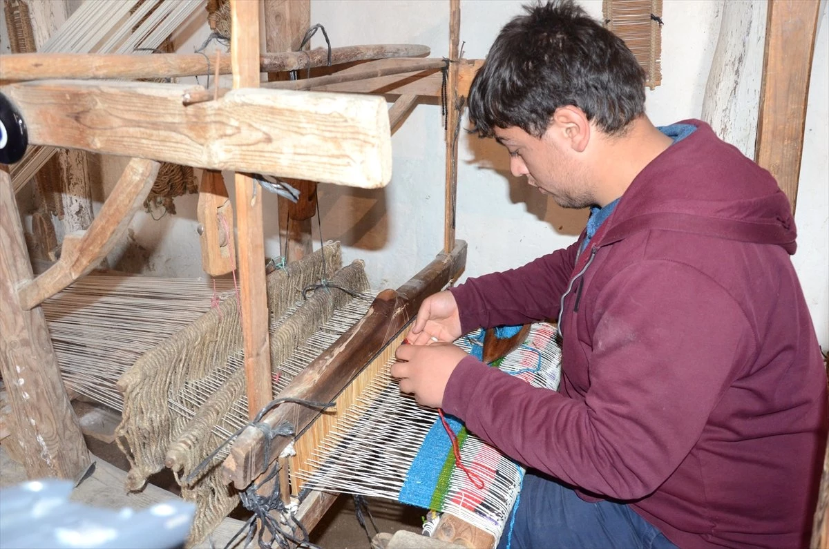 Annesinden Miras Kalan İplerle Okul Harçlığını Çıkarıyor