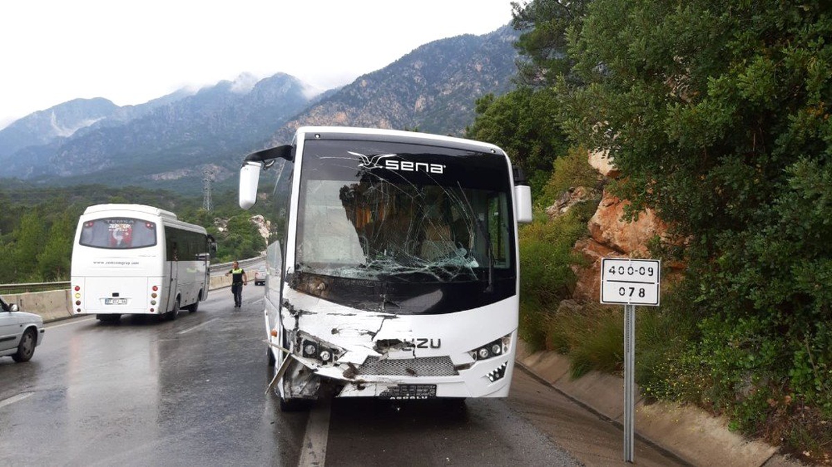 Antalya\'da Halk Midibüsü ile Turistleri Taşıyan Tur Otobüsü Çarpıştı: 5 Yaralı