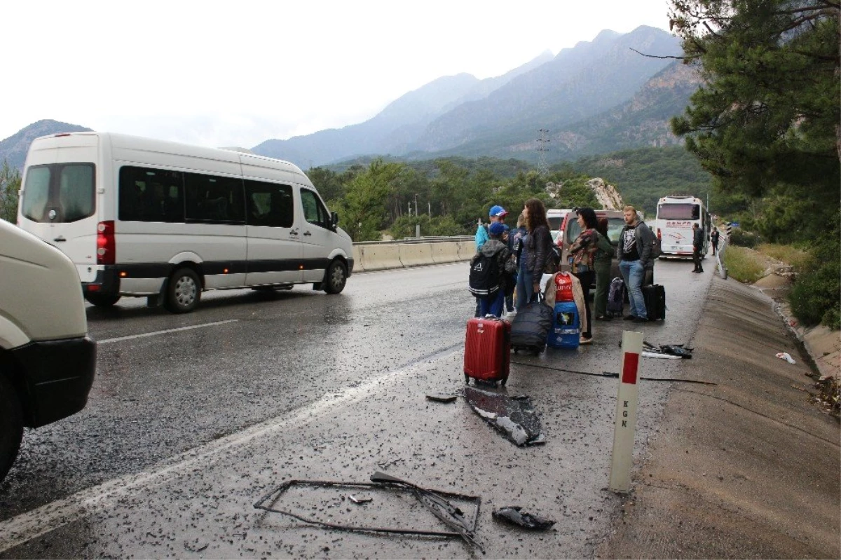 Antalya\'da İki Midibüs Çarpıştı: 5 Yaralı