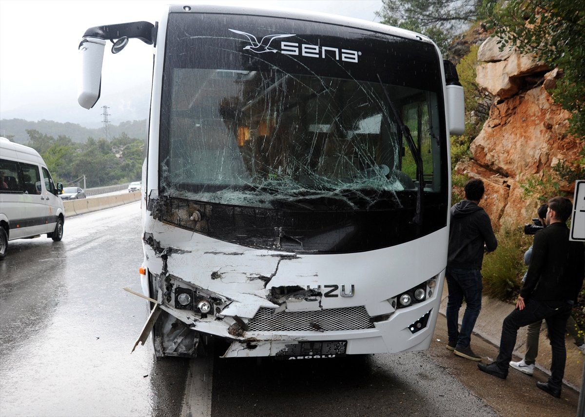 Antalya\'da Trafik Kazası: 5 Yaralı