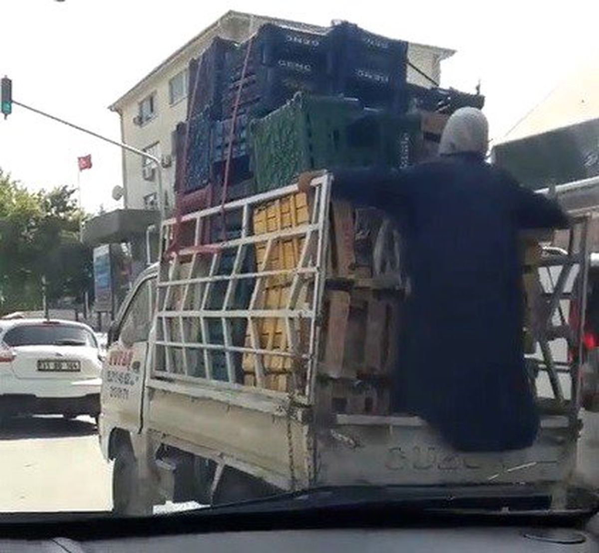 Araçtaki Pazar Kasalarını Korumak İçin Kendini Siper Etti
