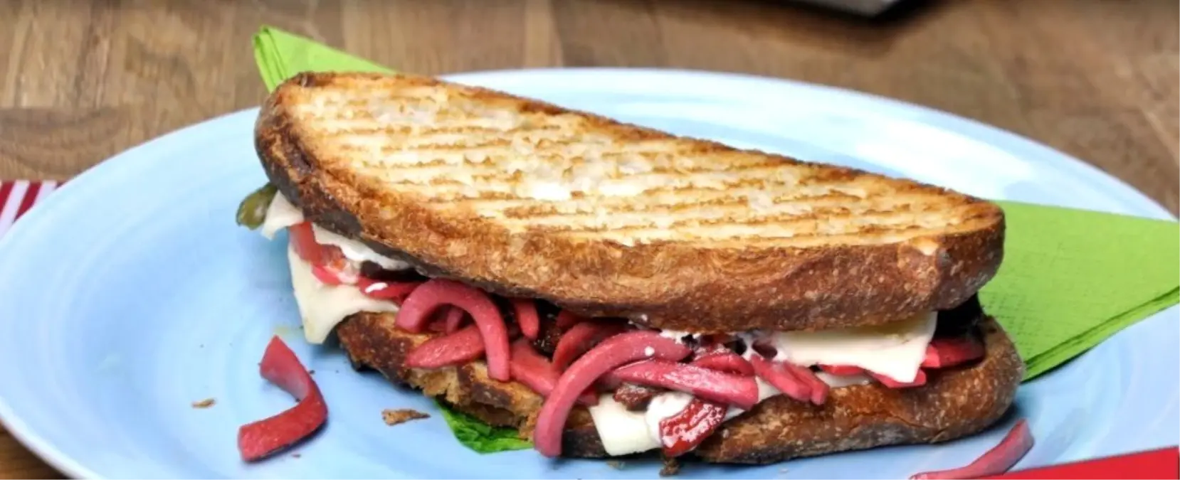 Ayvalık Tostu\' Yetim Kaldı