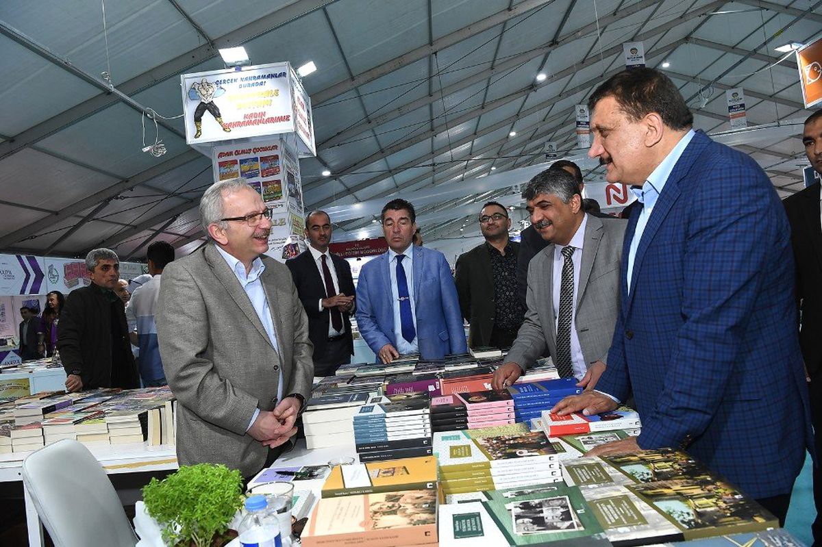 Başkan Gürkan Kitap Fuarını Gezdi