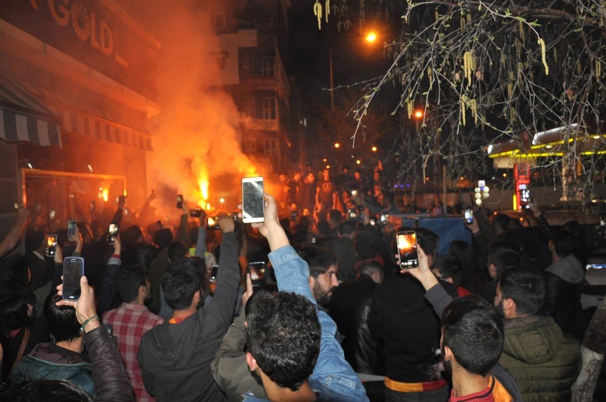 Beşiktaş Galibiyeti Galatasaraylıları Kars\'ta Sokağa Döktü