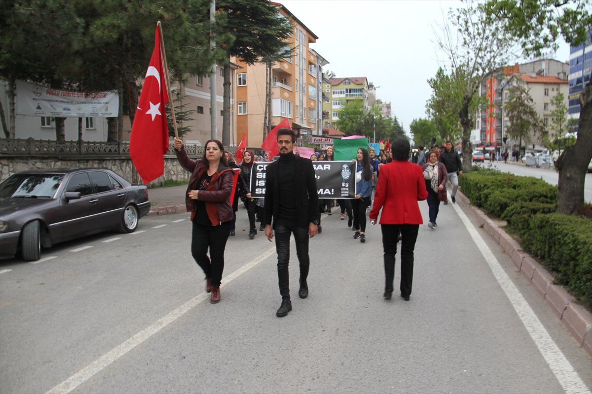 Beyşehir\'de Kadınlar Çocuk İstismarını Protesto Etti