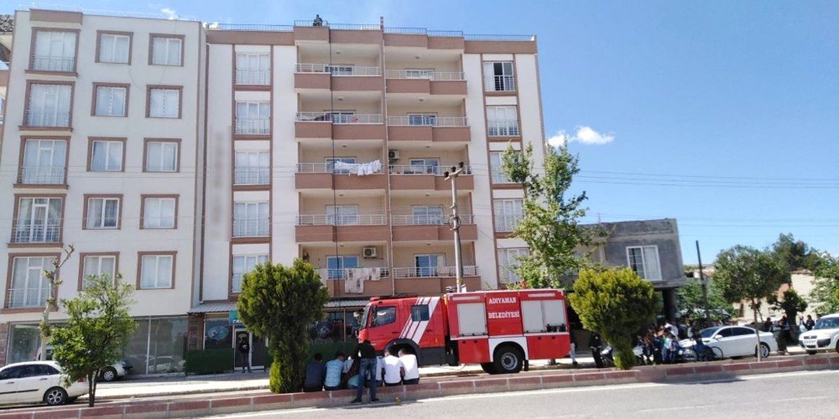 Bina Çatısındaki Odunluk Yangını Korkuttu