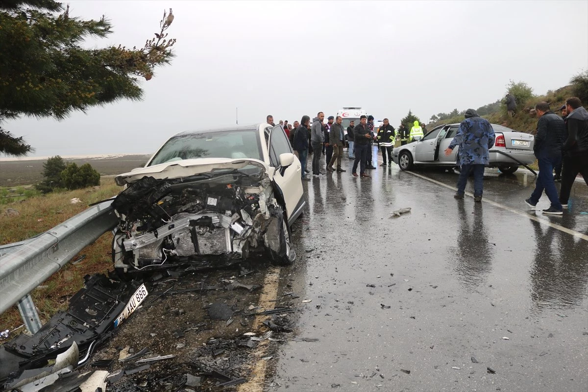 Burdur\'da İki Otomobil Çarpıştı: 6 Yaralı