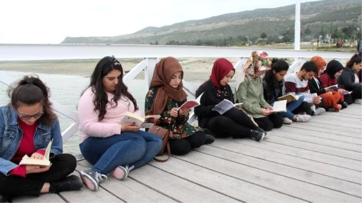 Burdur Gölü\'nde Kuraklığa Dikkat Çekmek İçin Kitap Okudular