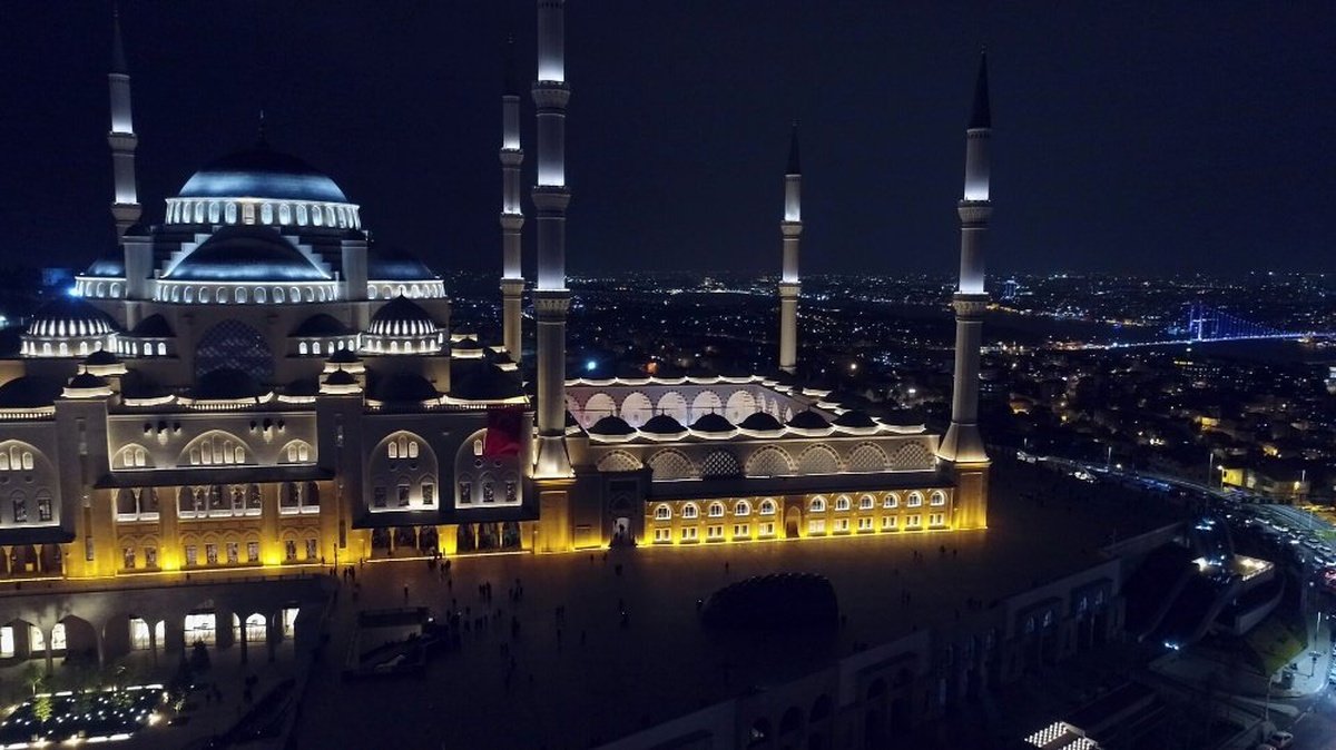 Büyük Çamlıca Camii\'nde İlk Teravih Namazında Havadan Görüntülendi