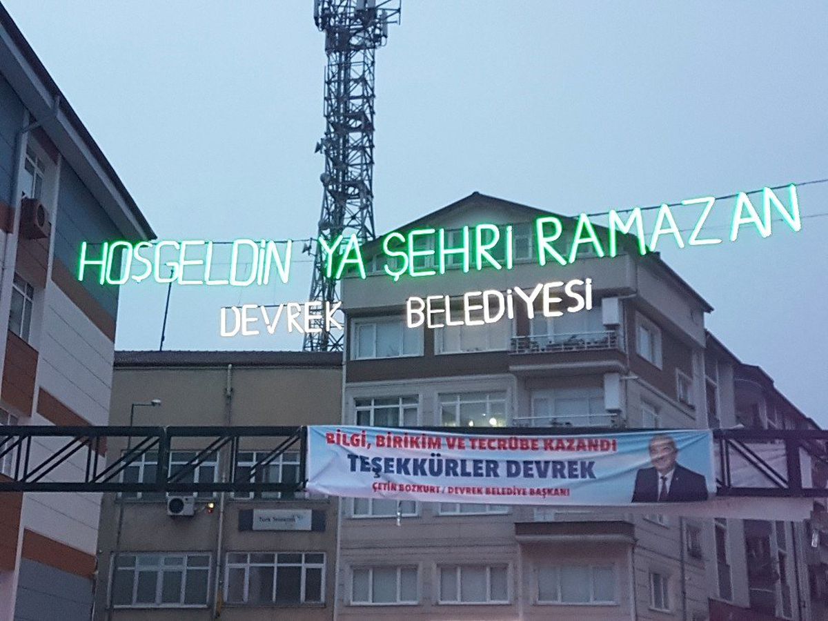 Devrek Belediyesi Işıklı Mahyalarla Şehri Süslemeye Başladı