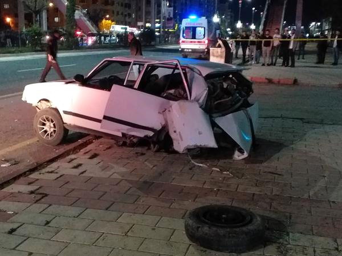 Elazığ\'da Otomobiller Çarpıştı: 3 Yaralı