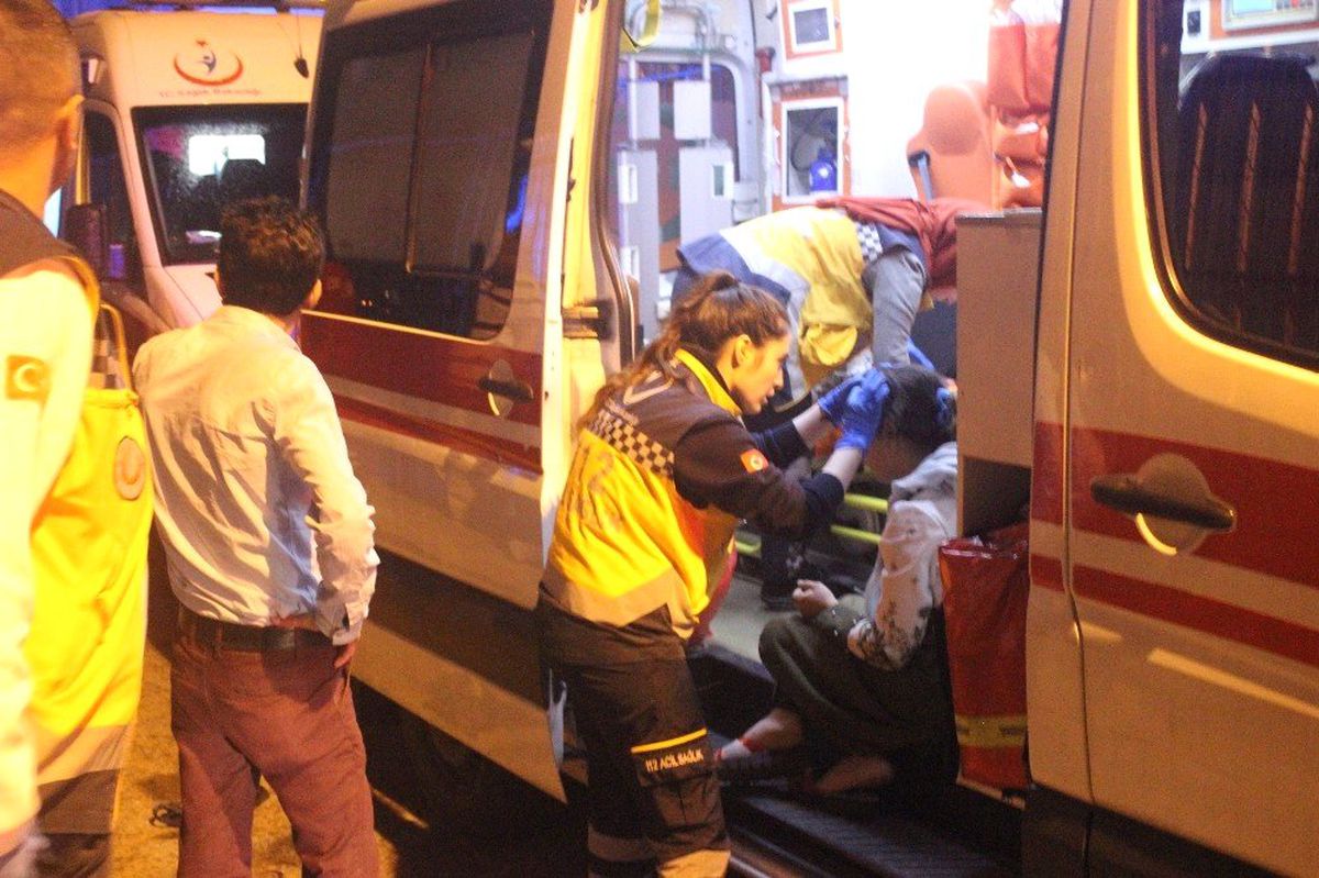 Fatih Yedikule\'de Binanın Tabanı Çöktü: 1\'i Çocuk 5 Kişi Yaralandı