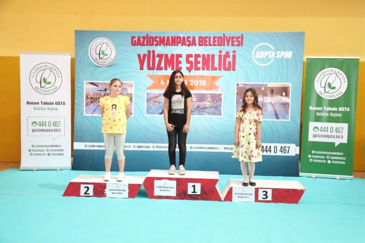 Gaziosmanpaşa\'da Yüzme Şenliği\'nde Dereceye Giren Yüzücülere Madalyaları Verildi