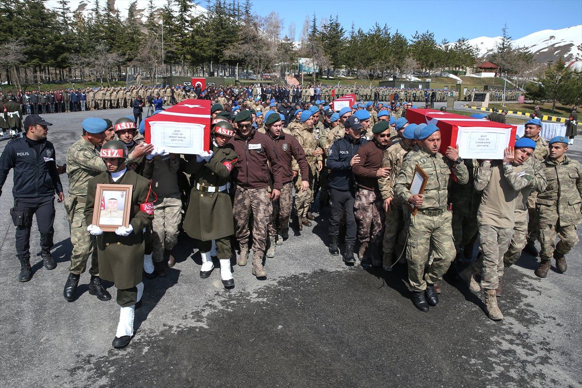 Hakkari\'de Şehit Askerler İçin Tören