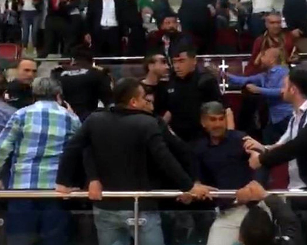 Halk Oyunları Gösterisinde Taraftarlar Arasında Kavga