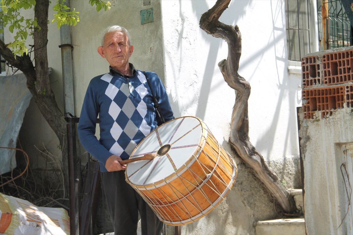 Huzur ve Bereket Ayı Ramazan - Manisa\'nın 52 Yıllık Davulcusu Ramazana Hazır