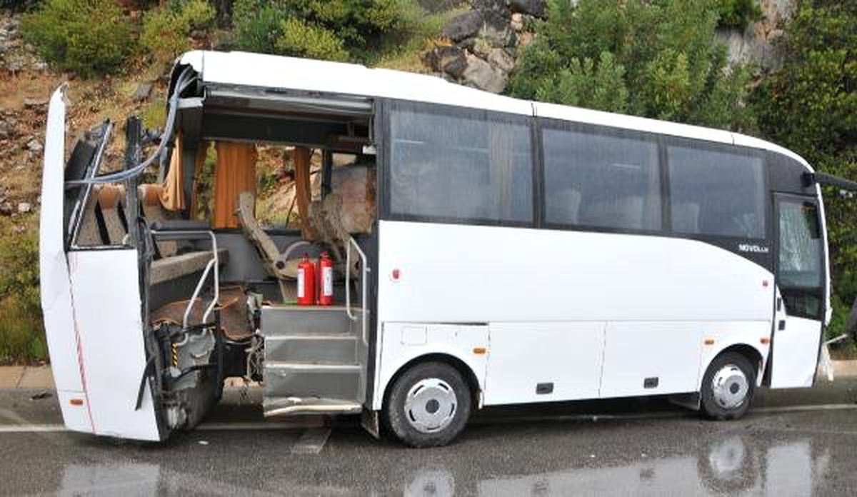 İki Midibüs Kaygan Yolda Çarpıştı: 5 Yaralı
