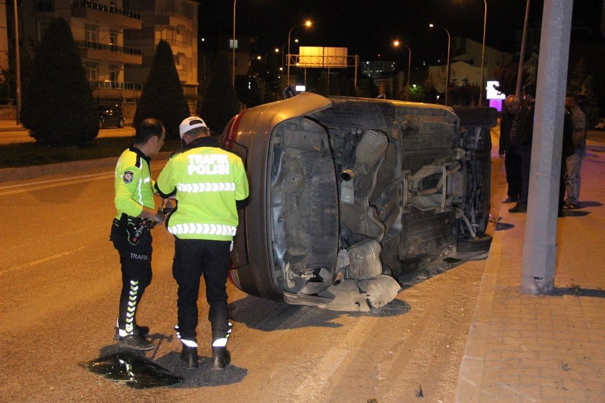 İki Otomobil Alt Geçit Çıkışında Çarpıştı: 2 Yaralı