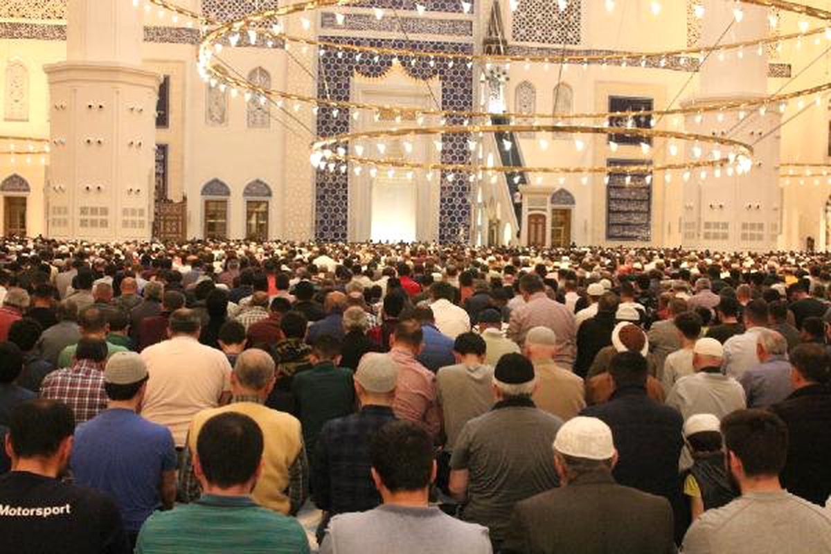 İlk Teravih Namazında Çamlıca Camii\'ne Yoğun İlgi